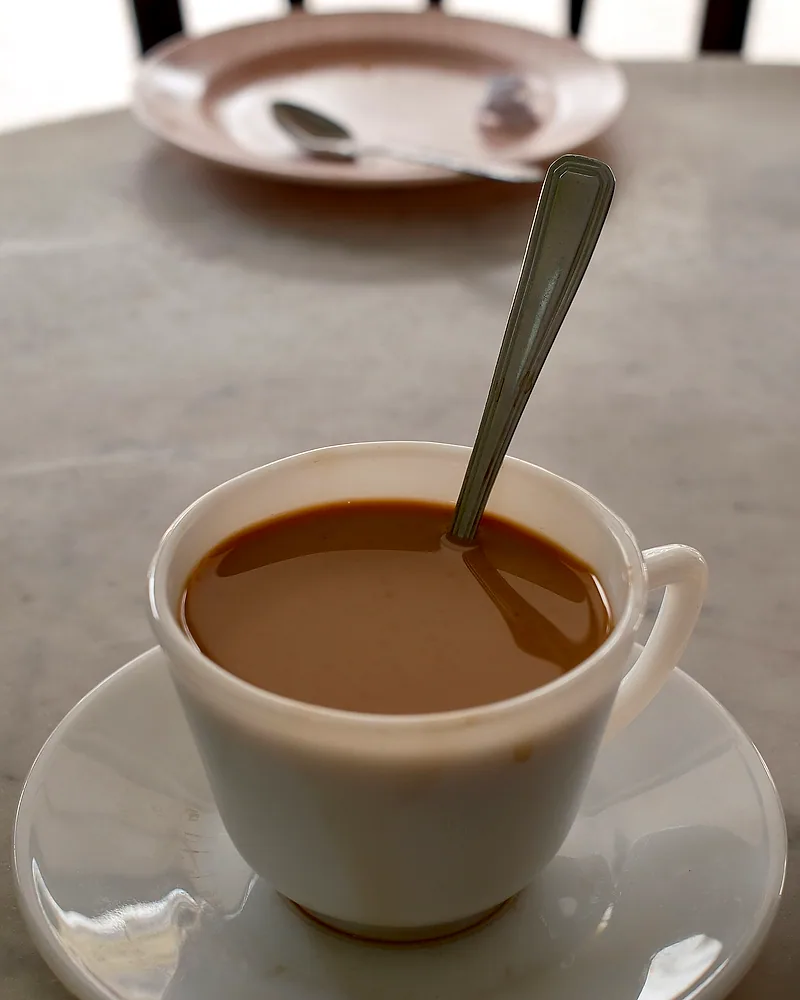 Secangkir susu jahe hangat berwarna cokelat muda