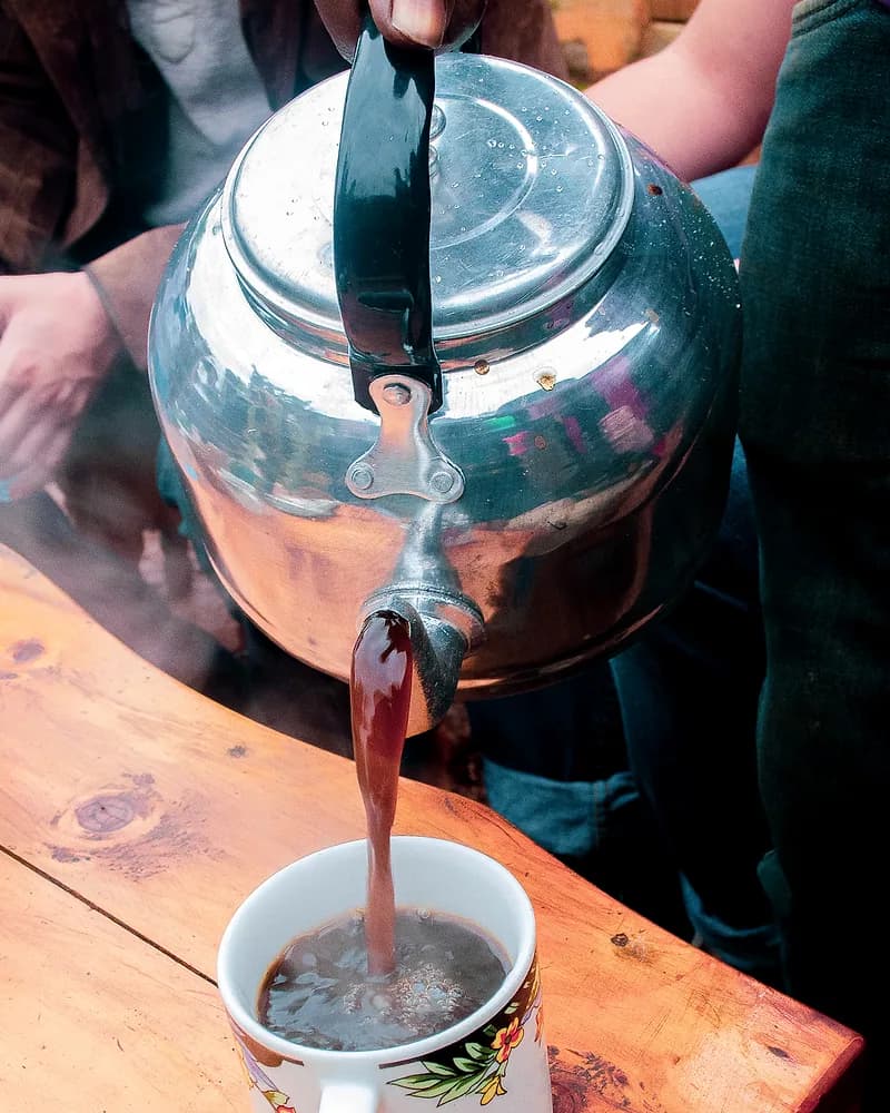 Teh jahe lemon dituang dari teko ke dalam cangkir