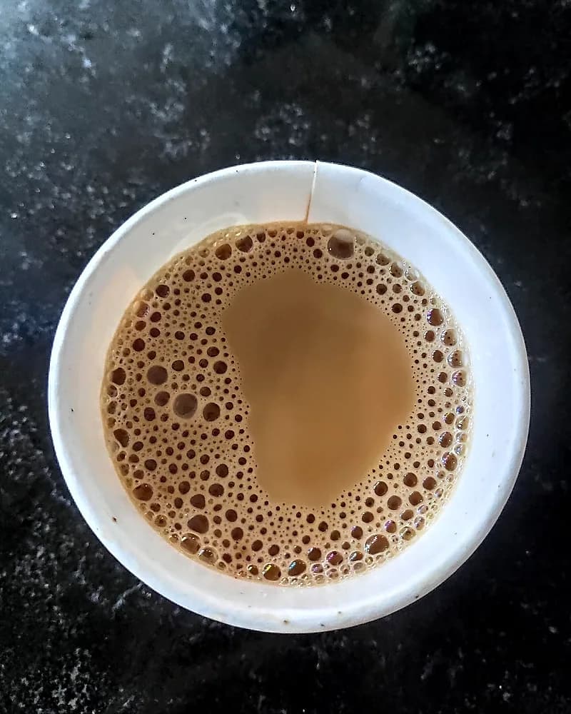 Secangkir teh susu hangat berbuih