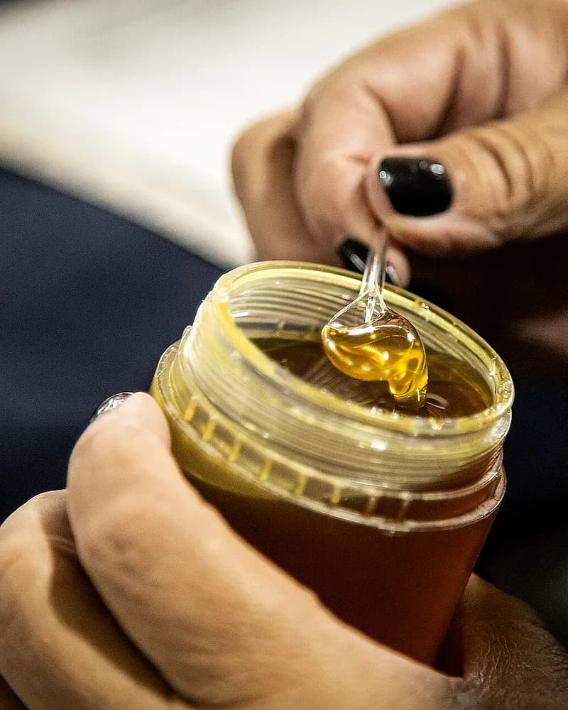 Madu yang dituang dari jar kaca sebagai extra